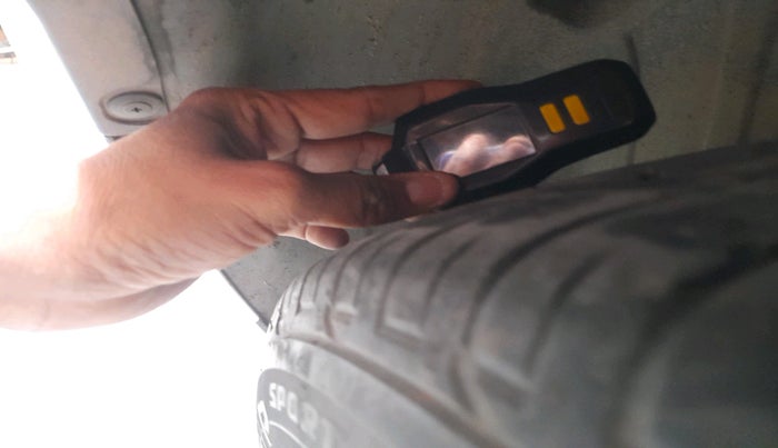 2022 Mahindra XUV300 W8 1.2 PETROL, Petrol, Manual, 58,637 km, tyre