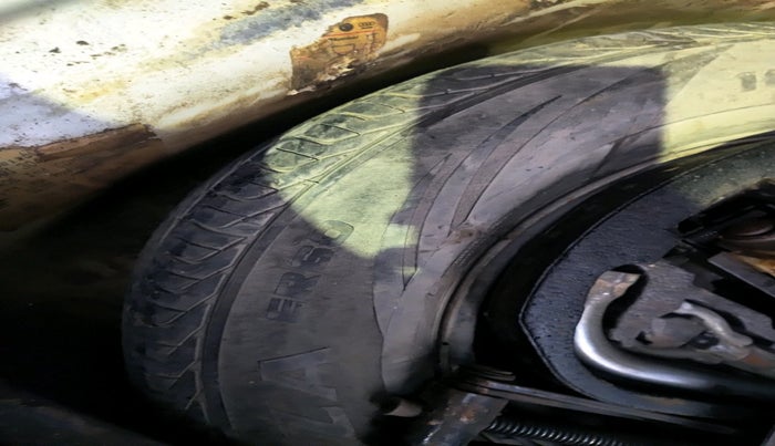 2012 Volkswagen Polo COMFORTLINE 1.2L, Diesel, Manual, 2,39,189 km, tyre