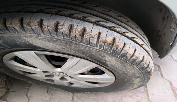 2012 Volkswagen Polo COMFORTLINE 1.2L, Diesel, Manual, 2,39,189 km, tyre