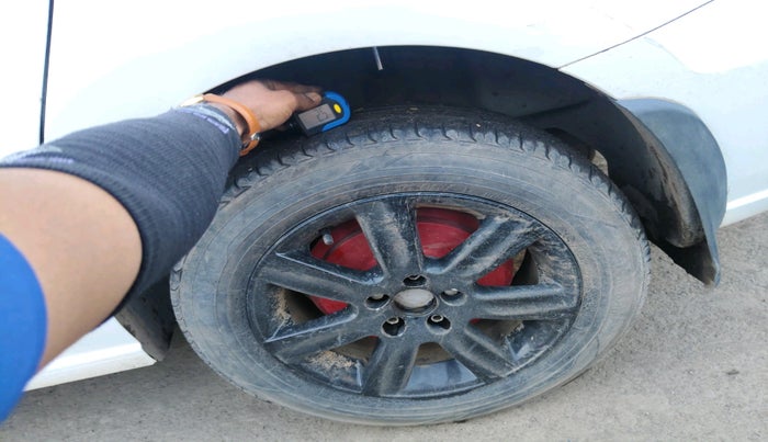 2011 Volkswagen Vento HIGHLINE DIESEL 1.6, Diesel, Manual, 1,56,104 km, tyre