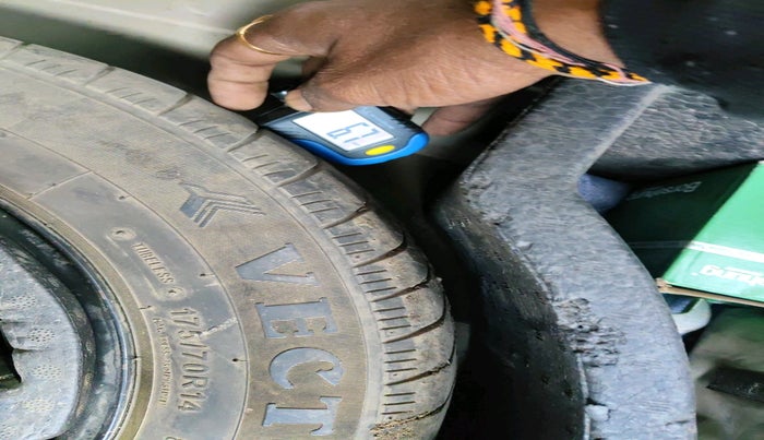 2011 Volkswagen Vento HIGHLINE DIESEL 1.6, Diesel, Manual, 1,56,104 km, tyre