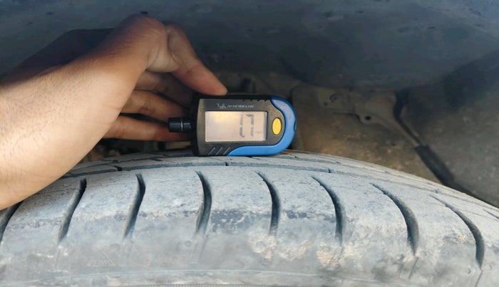 2016 Toyota Innova Crysta 2.4 VX 8 STR, Diesel, Manual, 3,57,487 km, tyre