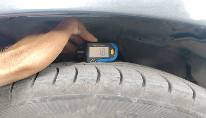 2016 Toyota Innova Crysta 2.4 VX 8 STR, Diesel, Manual, 3,57,487 km, tyre