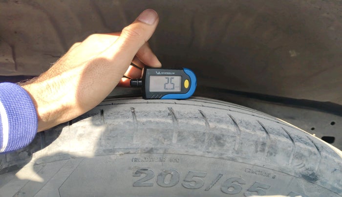 2016 Toyota Innova Crysta 2.4 VX 8 STR, Diesel, Manual, 3,57,487 km, tyre