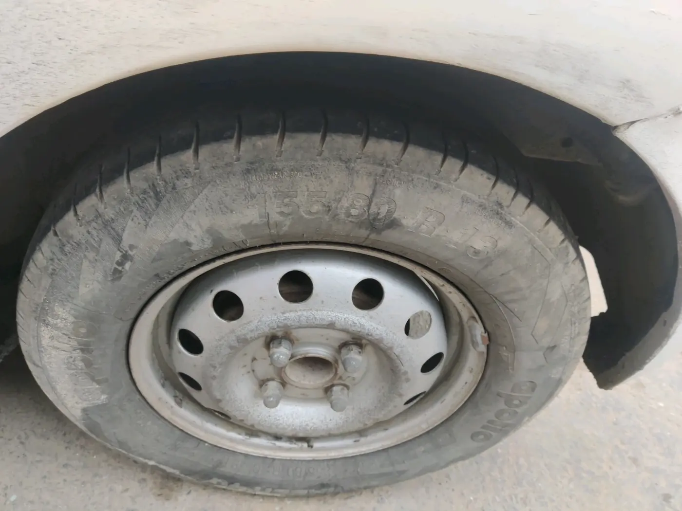 2013 Hyundai i10 ERA 1.1, Petrol, Manual, 1,22,554 km, tyre