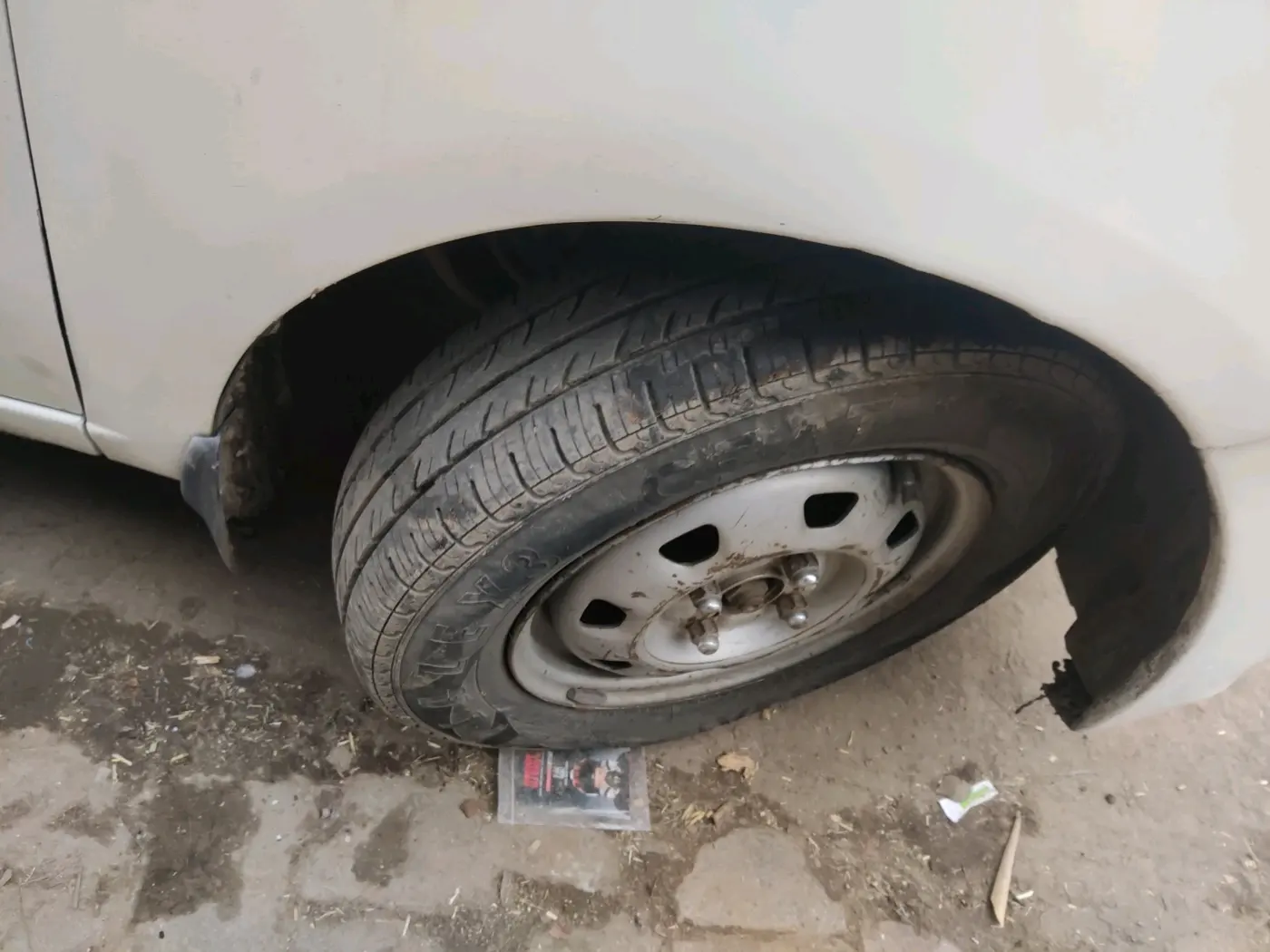 2013 Hyundai i10 ERA 1.1, Petrol, Manual, 1,22,554 km, tyre