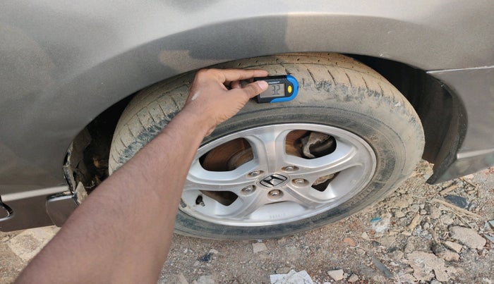 2011 Honda Civic 1.8L I-VTEC S MT, Petrol, Manual, 1,19,826 km, tyre