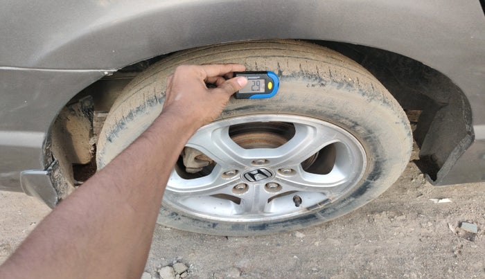 2011 Honda Civic 1.8L I-VTEC S MT, Petrol, Manual, 1,19,826 km, tyre