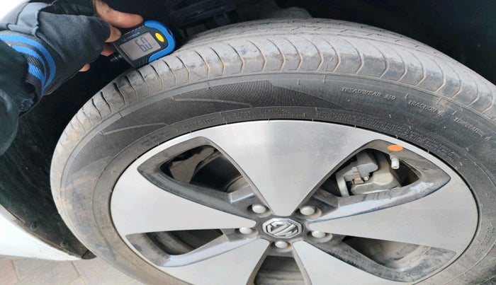 2025 MG Windsor EV Exclusive, Electric, Automatic, 4,441 km, tyre