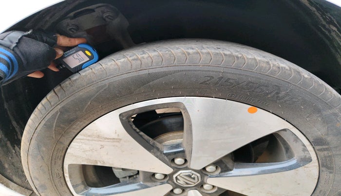 2025 MG Windsor EV Exclusive, Electric, Automatic, 4,441 km, tyre