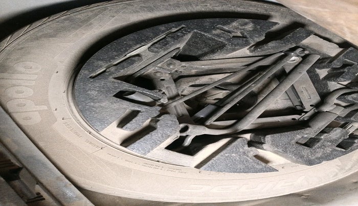 2015 Volkswagen Polo COMFORTLINE 1.2L, Petrol, Manual, 64,612 km, tyre