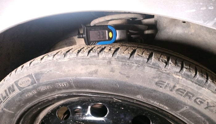 2015 Volkswagen Polo COMFORTLINE 1.2L, Petrol, Manual, 64,612 km, tyre