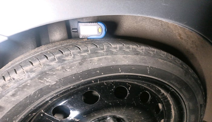 2015 Volkswagen Polo COMFORTLINE 1.2L, Petrol, Manual, 64,612 km, tyre