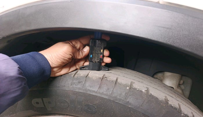 2019 Mahindra XUV300 W6 1.2 PETROL, Petrol, Manual, 50,911 km, tyre