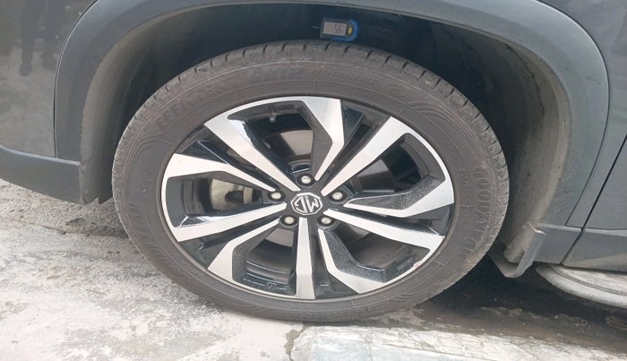 2025 MG HECTOR SHARP PRO 1.5 PETROL TURBO CVT PETROL, Petrol, Automatic, 14,887 km, tyre