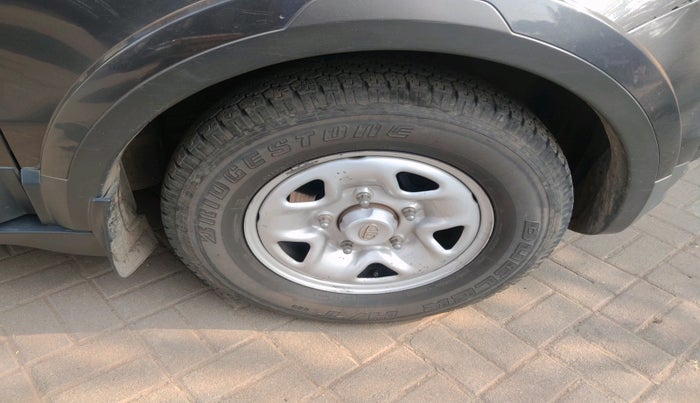 2018 Tata Hexa XM 4X2 7 STR, Diesel, Manual, 1,20,565 km, tyre