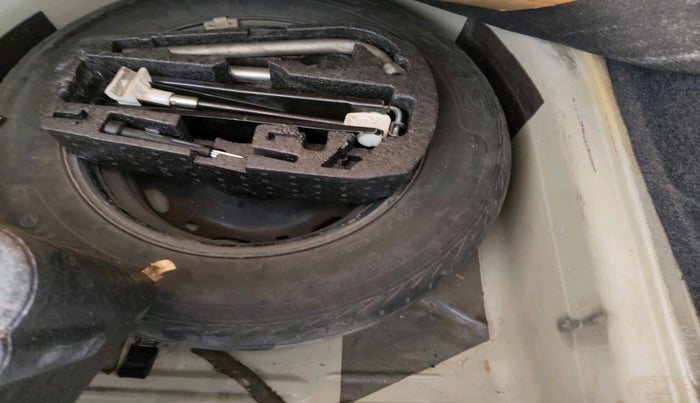 2013 Volkswagen Vento COMFORTLINE DIESEL 1.6, Diesel, Manual, 1,40,754 km, tyre