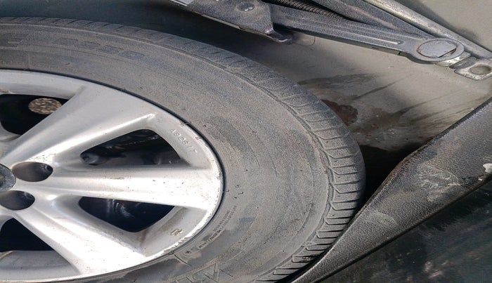 2015 Toyota Corolla Altis G PETROL, Petrol, Manual, 1,09,068 km, tyre