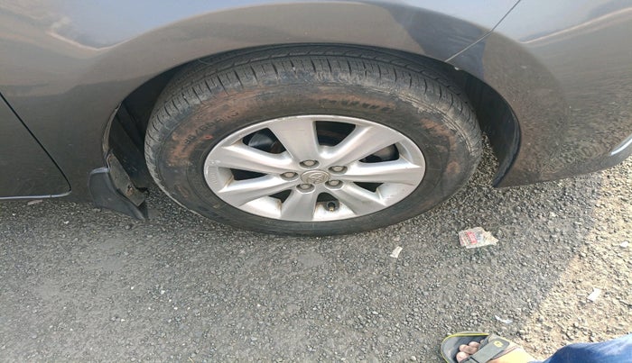 2015 Toyota Corolla Altis G PETROL, Petrol, Manual, 1,09,068 km, tyre