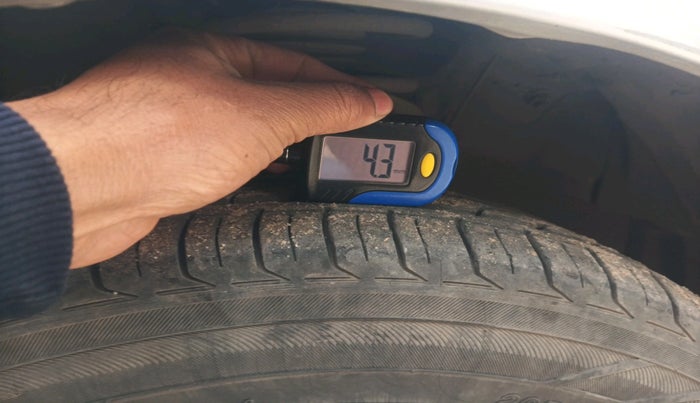 2016 Toyota Corolla Altis VL CVT PETROL, Petrol, Automatic, 1,63,170 km, tyre