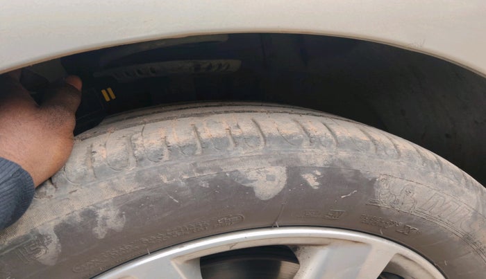 2013 Volkswagen Vento COMFORTLINE 1.6, Petrol, Manual, 1,28,245 km, tyre