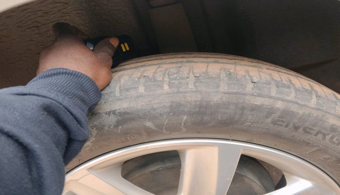 2013 Volkswagen Vento COMFORTLINE 1.6, Petrol, Manual, 1,28,245 km, tyre