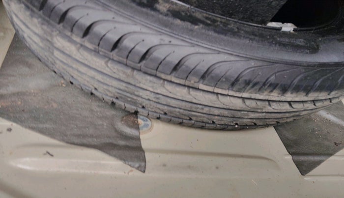 2013 Volkswagen Vento COMFORTLINE 1.6, Petrol, Manual, 1,28,245 km, tyre