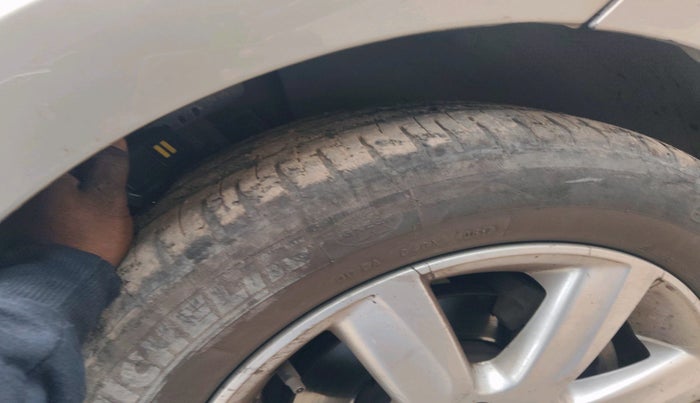 2013 Volkswagen Vento COMFORTLINE 1.6, Petrol, Manual, 1,28,245 km, tyre