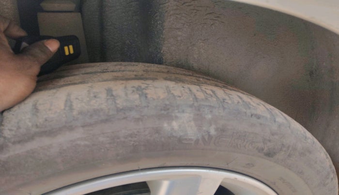 2013 Volkswagen Vento COMFORTLINE 1.6, Petrol, Manual, 1,28,245 km, tyre