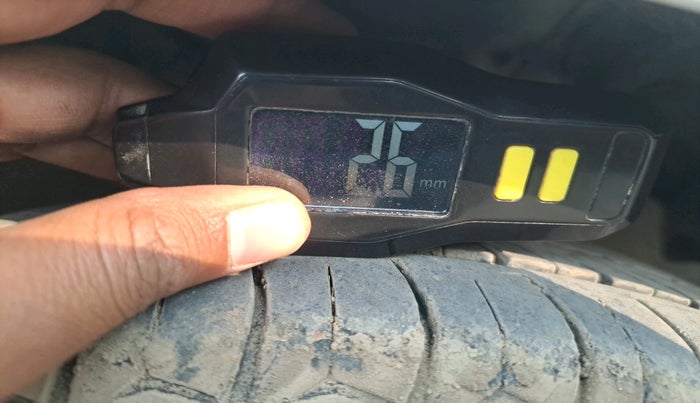 2013 Hyundai Eon ERA +, Petrol, Manual, 1,27,189 km, tyre