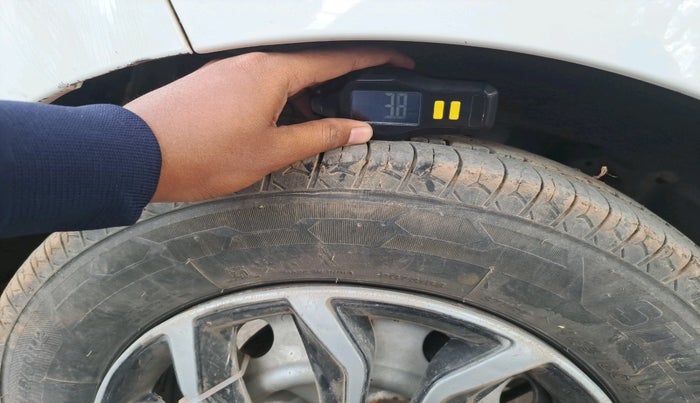 2013 Hyundai Eon ERA +, Petrol, Manual, 1,27,189 km, tyre