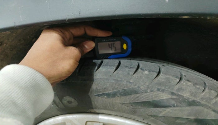 2016 Renault Kwid RXL, Petrol, Manual, 1,00,205 km, tyre