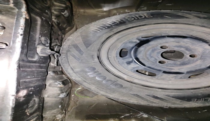 2016 Renault Kwid RXL, Petrol, Manual, 1,00,205 km, tyre