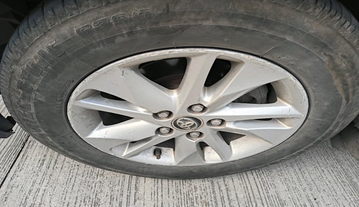 2016 Toyota Innova Crysta 2.4 G 8 STR, Diesel, Manual, 2,57,507 km, tyre