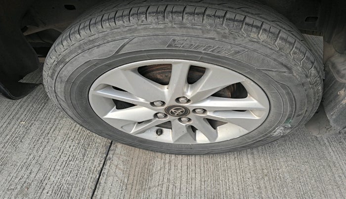 2016 Toyota Innova Crysta 2.4 G 8 STR, Diesel, Manual, 2,57,507 km, tyre