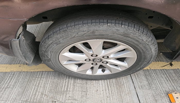 2016 Toyota Innova Crysta 2.4 G 8 STR, Diesel, Manual, 2,57,507 km, tyre