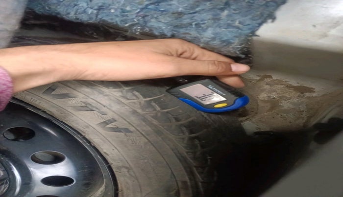 2012 Toyota Etios Liva G, Petrol, Manual, 1,15,930 km, tyre