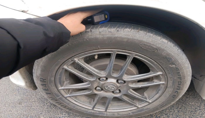 2012 Toyota Etios Liva G, Petrol, Manual, 1,15,930 km, tyre