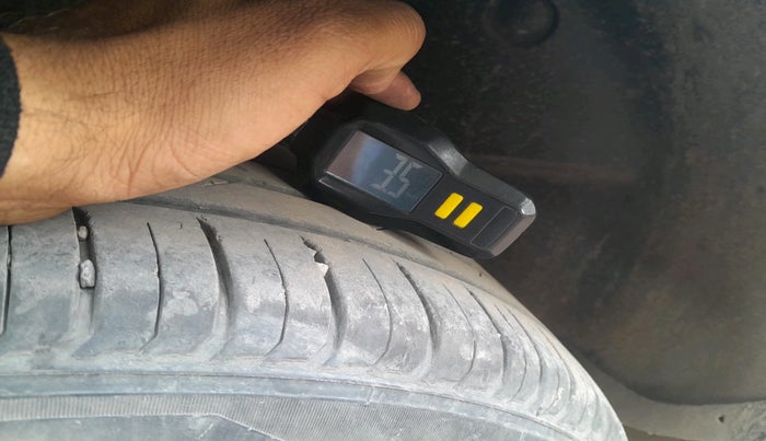 2015 Renault Duster 85 PS RXL DIESEL, Diesel, Manual, 2,15,585 km, tyre