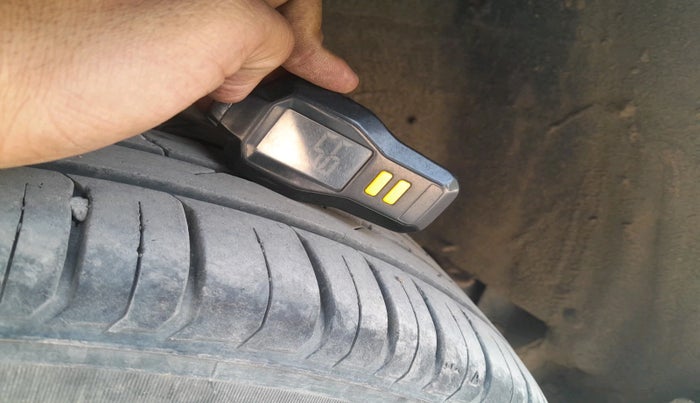 2015 Renault Duster 85 PS RXL DIESEL, Diesel, Manual, 2,15,585 km, tyre