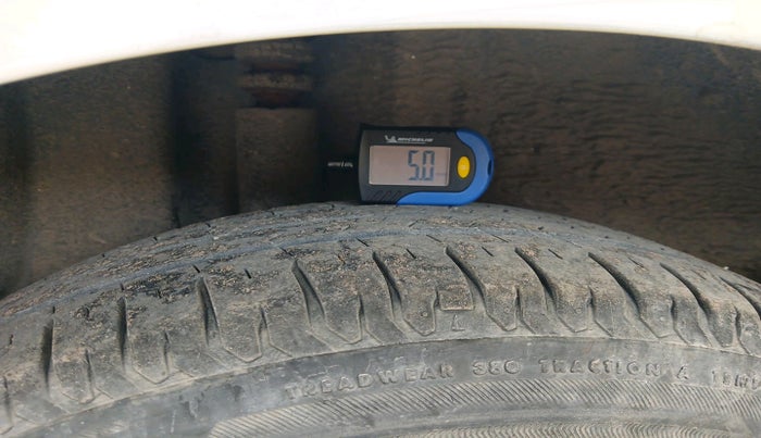 2016 Volkswagen Ameo HIGHLINE1.2L, Petrol, Manual, 1,16,818 km, tyre