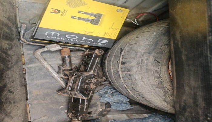 2011 Toyota Etios V, Petrol, Manual, 1,27,676 km, tyre