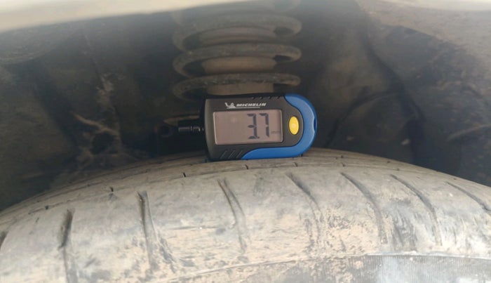 2011 Toyota Etios V, Petrol, Manual, 1,27,676 km, tyre