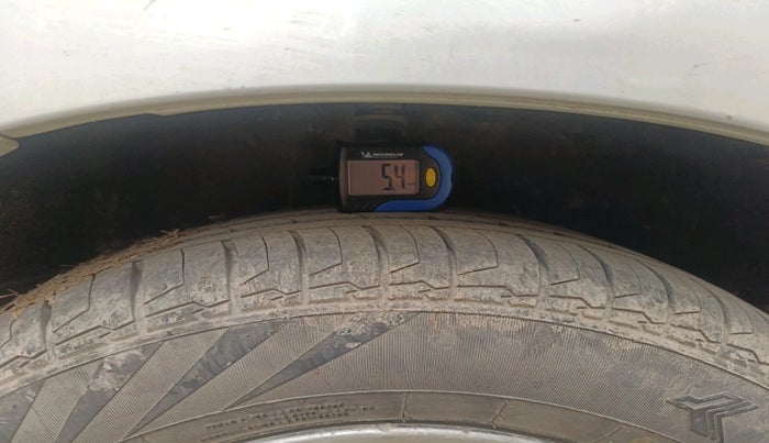 2011 Toyota Etios V, Petrol, Manual, 1,27,676 km, tyre