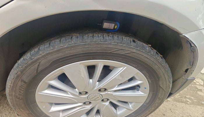 2016 Maruti Swift ZXI, Petrol, Manual, 2,10,761 km, tyre