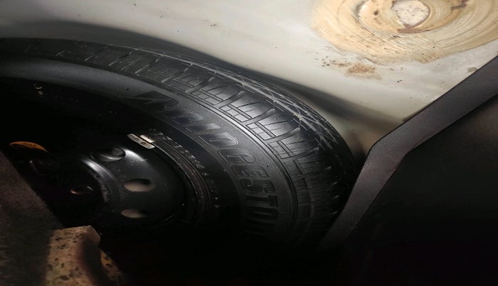 2016 Maruti Swift ZXI, Petrol, Manual, 2,10,761 km, tyre