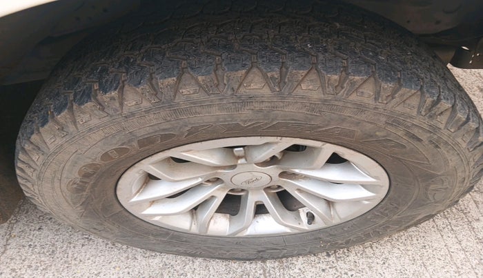 2013 Ford Endeavour 3.0L 4X4 AT, Diesel, Automatic, 1,27,352 km, tyre