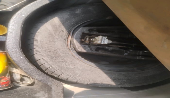 2011 Volkswagen Vento TRENDLINE 1.6, Petrol, Manual, 96,209 km, tyre