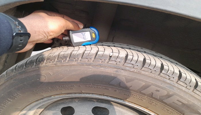 2016 Mahindra Kuv100 K4 6 STR, Petrol, Manual, 2,55,167 km, tyre