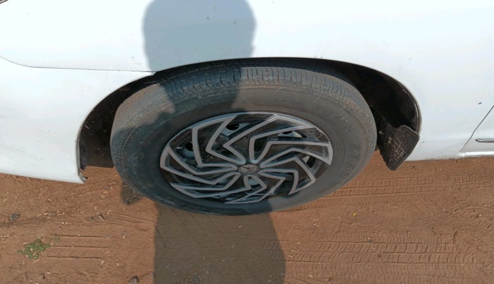 2013 Toyota Innova G1 2.5, Diesel, Manual, 2,70,000 km, tyre